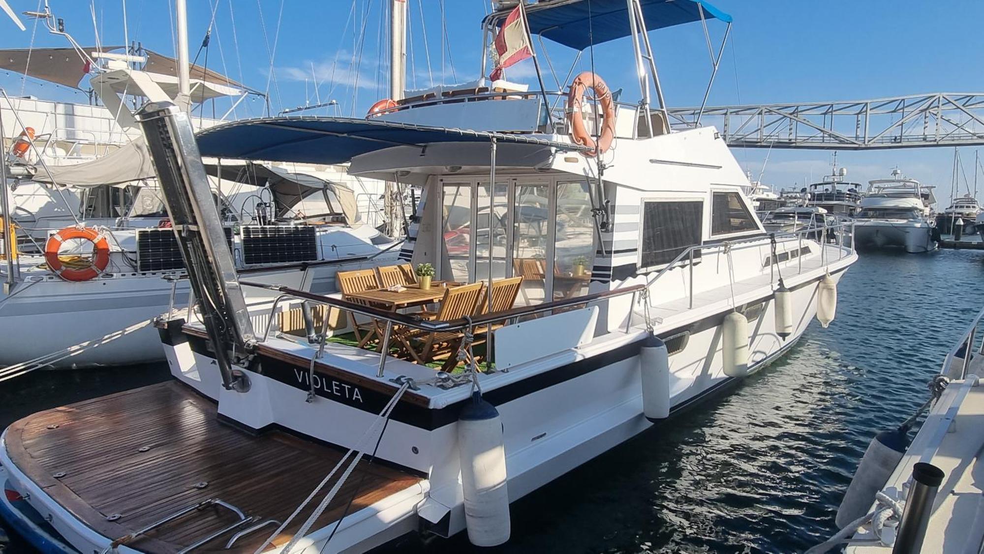 Beautiful And Comfy Boat In Barcelona With Boat Tour Option Hotel Exterior photo