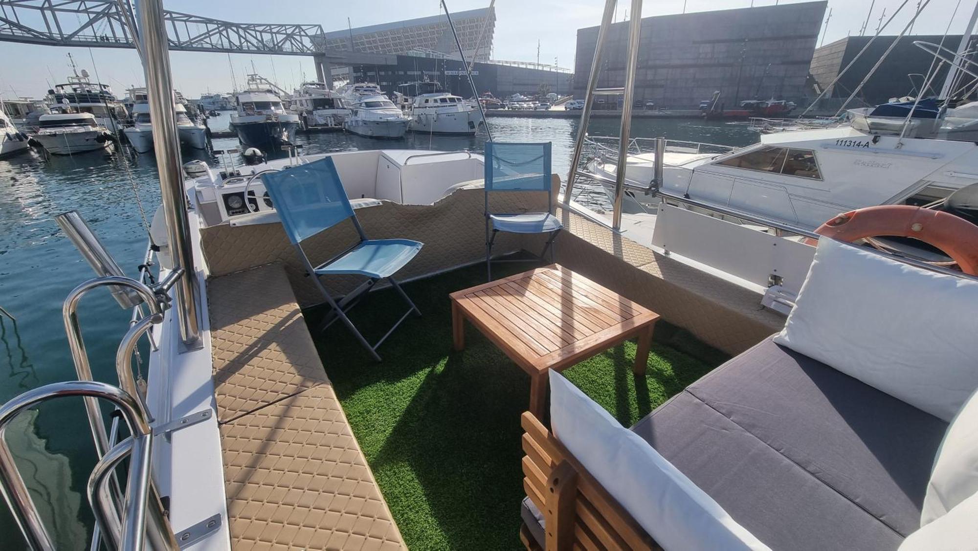 Beautiful And Comfy Boat In Barcelona With Boat Tour Option Hotel Exterior photo